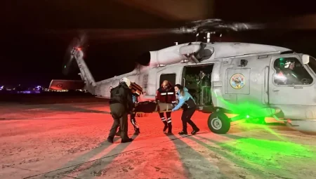 Deniz Kuvvetleri, Gökçeada’daki hastayı helikopterle Çanakkale’ye tahliye etti