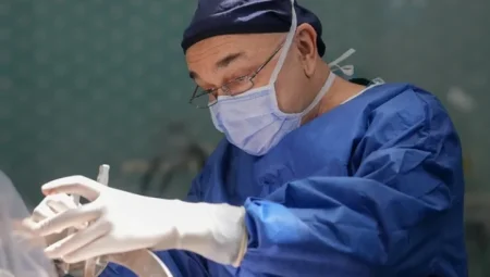 Beyin cerrahı Ali Zırh, 2 bininci ameliyatıyla Parkinson hastalarına umut oldu