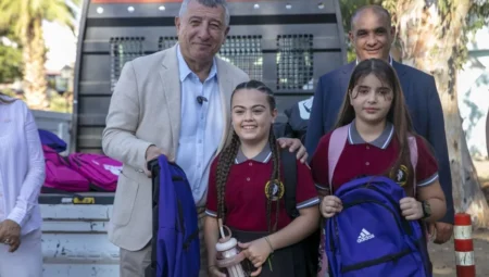 Güzelbahçe Belediyesi 2500 öğrenciye çanta ve kırtasiye desteği sağladı